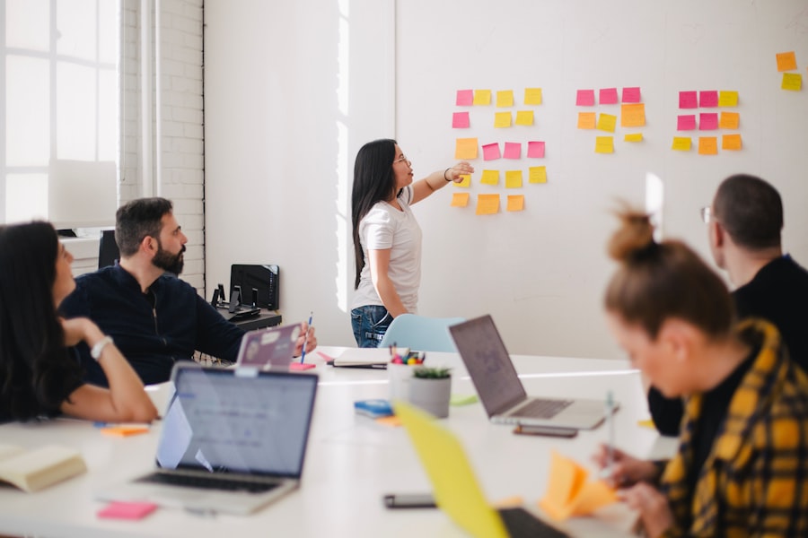Collaborative workshop — modern studio with team planning session (Photo: Unsplash)